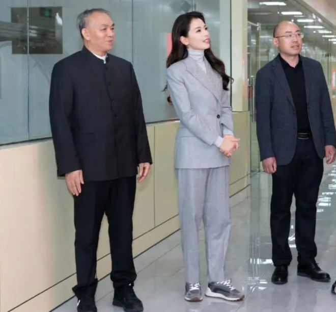 准的干部风简直绝了不入编都可惜了！千亿球友会刘涛也太正点了吧！一身标(图2)