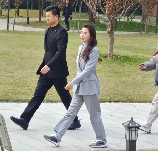 准的干部风简直绝了不入编都可惜了！千亿球友会刘涛也太正点了吧！一身标(图3)