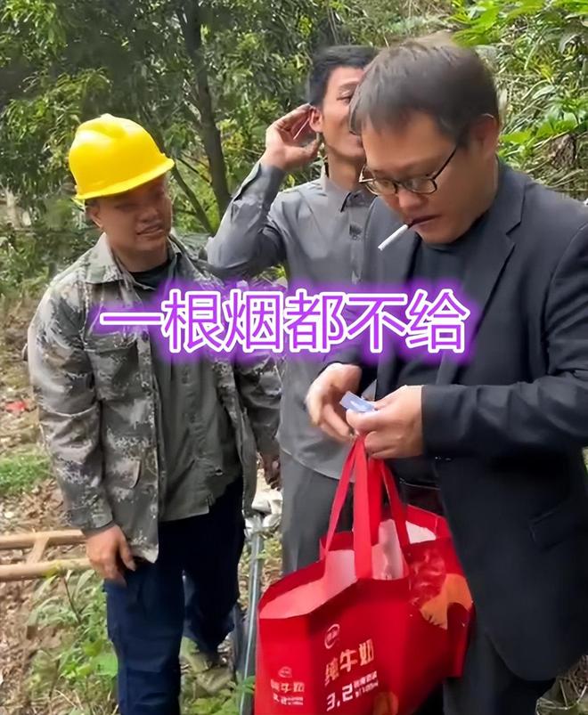 得不到男子抽梯绝交：干得漂亮男子帮两个朋