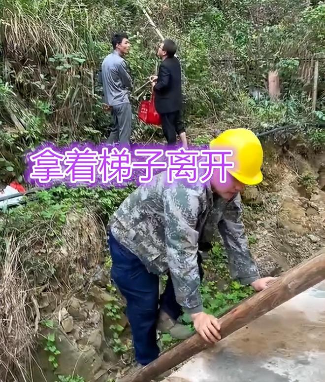 得不到男子抽梯绝交：干得漂亮男子帮两个朋友扶梯子一根烟都(图3)