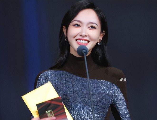 暖” 在唐嫣身上体现的淋漓尽致视后庆功宴娱乐圈的 “人情冷(图9)