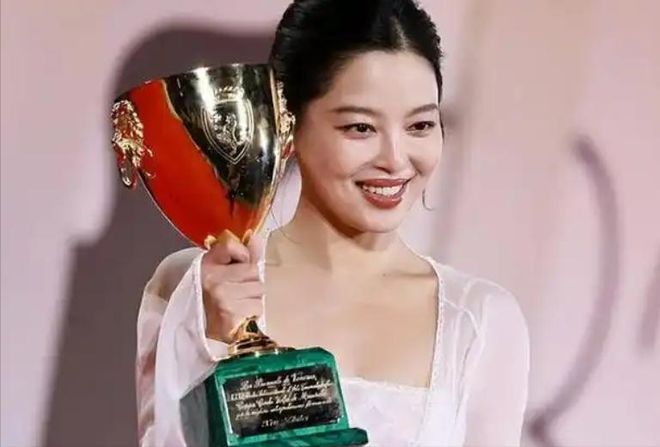 暖” 在唐嫣身上体现的淋漓尽致视后庆功宴娱乐圈的 “人情冷(图7)